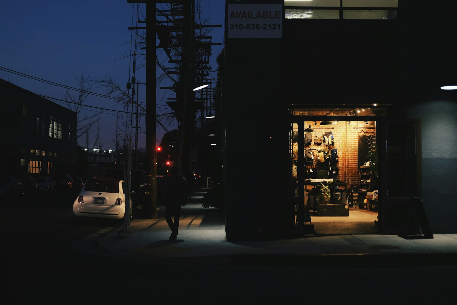 Escaparate de comercio minorista iluminado de noche