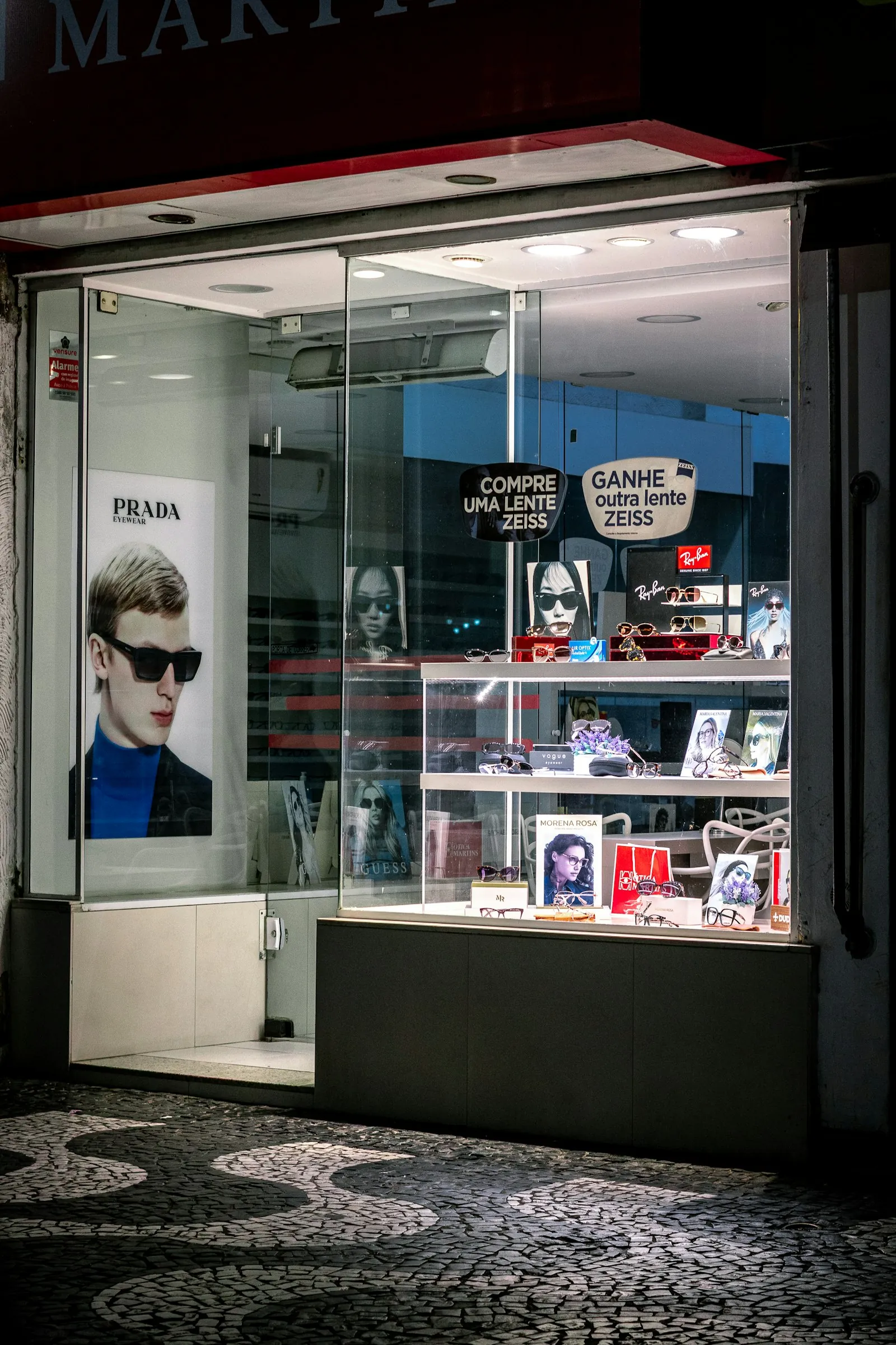 Beleuchtetes Optiker-Schaufenster bei Nacht