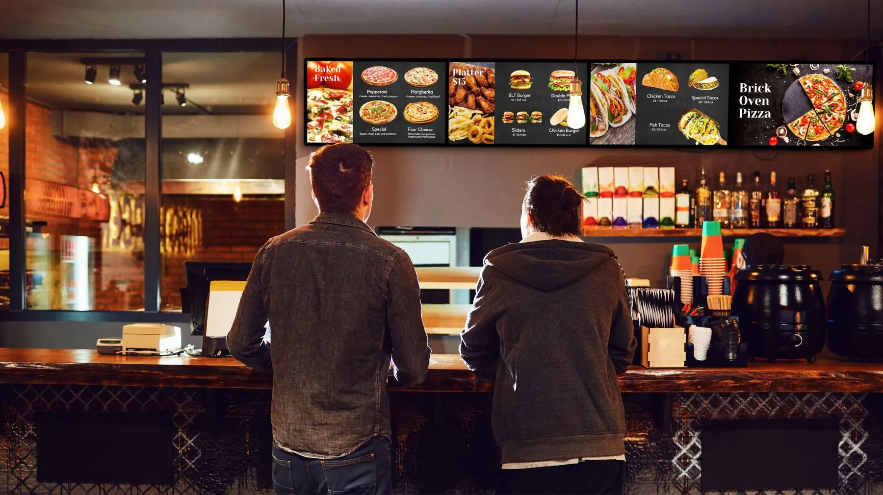 Menü-Displays über dem Bestelltresen einer Pizzeria